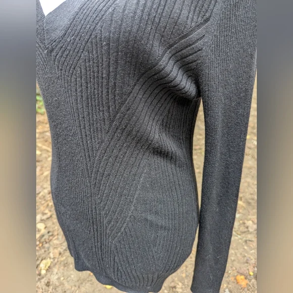 NWT White House Black Market Long Sleeve Cashmere Blend V-Neck Top Sz M - Picture 9 of 10